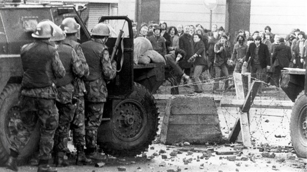 Vojci se kryj ped irskmi demonstranty v Londonderry 30. ledna 1972.