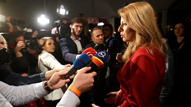 Zuzana aputov hovo s novini ve svm volebnm tbu v Bratislav.