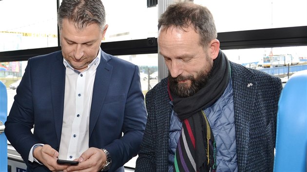 Novou aplikaci Dopravního podniku Ostrava si vyzkoušeli i ostravský primátor Tomáš Macura (vpravo) a samozřejmě ředitel DPO Daniel Morys.