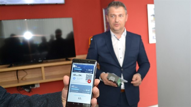 Dopravní podnik Ostrava nabízí novou mobilní aplikaci mojeDPO, v pozadí ředitel dopravního podniku Daniel Morys.
