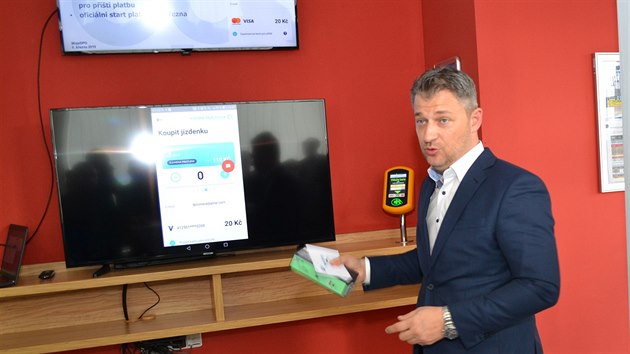 Ředitel Dopravního podniku Ostrava Daniel Morys představuje služby nové aplikace MojeDPO.