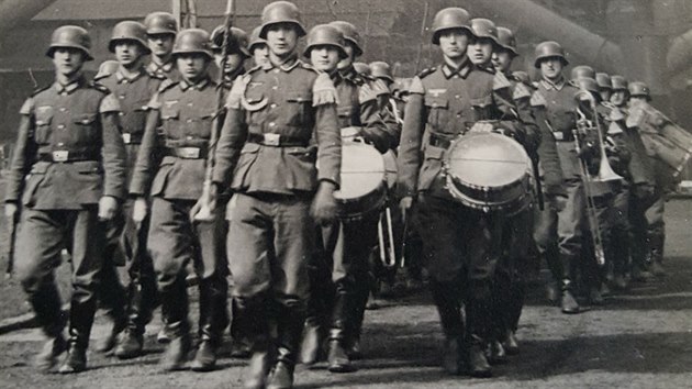 Pochod německé vojenské hudby areálem Vítkovických železáren na začátku okupace Ostravy v březnu 1939.