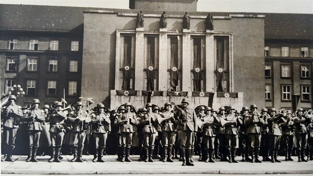 Vojensk hudba wehrmachtu ped ostravskou Novou radnic nkolik dn po zatku okupace v beznu 1939