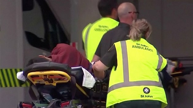 Zchrani odvej jednoho ze zrannch po stelb v novozlandskm Christchurch. (15. 3. 2019)