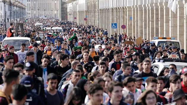 Alan protestuj proti dal kandidatue dosavadnho prezidenta Abdelazze Butefliky. (10. bezna 2019)