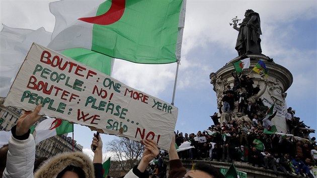 Alan v Pai protestuj proti dal kandidatue dosavadnho alrskho prezidenta Abdelazze Butefliky. (10. bezna 2019)