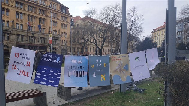 Plakty student, kte bojuj za zchranu prody, vlaj na bratislavskm nmst SNP. (15. bezna 2019)