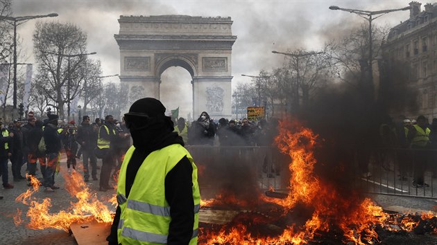 Příznivci hnutí žlutých vest znovu demolovali nejen třídu Champs-Élysées, ale i další části Paříže. (16. března 2019)