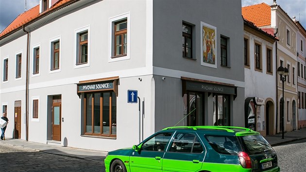V této budově na rohu Hroznové a České ulice je pivovar.