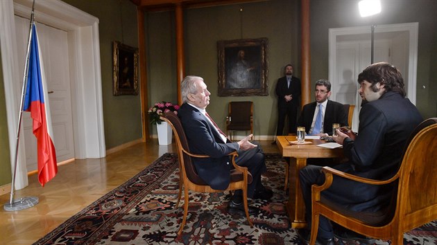 Prezident Milo Zeman bhem rozhovoru pro eskou tiskovou kancel (TK) pi pleitosti 20. vro vstupu esk republiky do NATO. (11. bezna 2019)