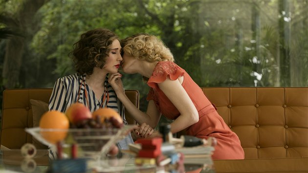 Carice van Houtenová a Hanna Alströmová v hlavních rolích filmu Skleněný pokoj, který se odehrává v brněnské vile Tugendhat.