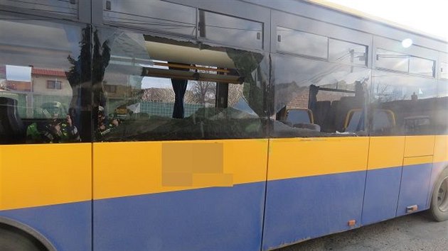 Autobusu se po bonm stetu s pvsem traktoru v Moravsk Nov Vsi rozbila dv okna. Uvnit se zranilo tinct dt.