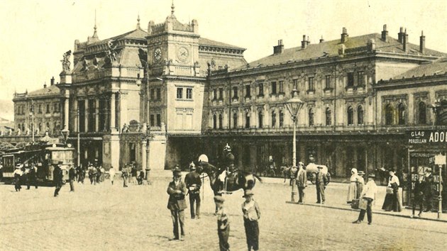 Str�n�k na koni hl�dkuje u brn�nsk�ho hlavn�ho n�dra��.