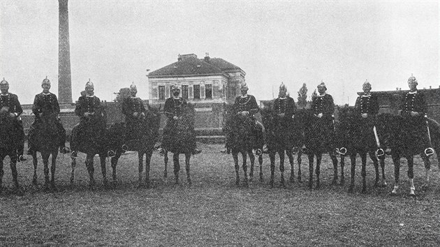 Zejména při demonstracích měli výhodu strážníci z jízdního oddílu. Snímek z Brna pochází z roku 1906.