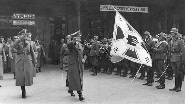 Adolf Hitler zdrav nmeck vojky ped hlavnm ndram pi sv nvtv Brna 17. bezna 1939.