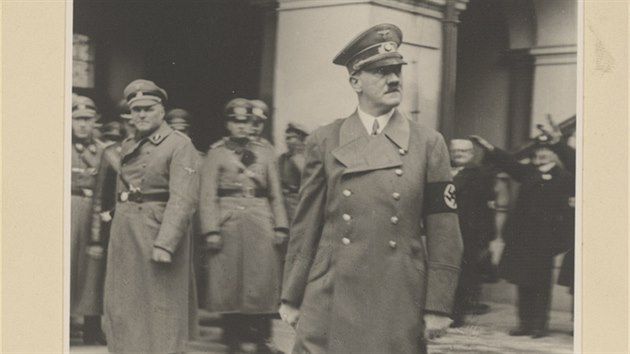 Adolf Hitler se prochz po nmst radnice pi sv nvtv Brna. (17. bezna 1939)