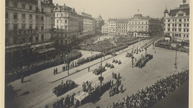 Pi nvtv Adolfa Hitlera v Brn 17. bezna 1939 se na nmst Svobody shromdily davy zdejch Nmc.