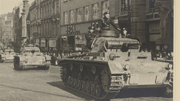Tanky projdj brnnskmi ulicemi pi nvtv Adolfa Hitlera v Brn 17. bezna 1939.