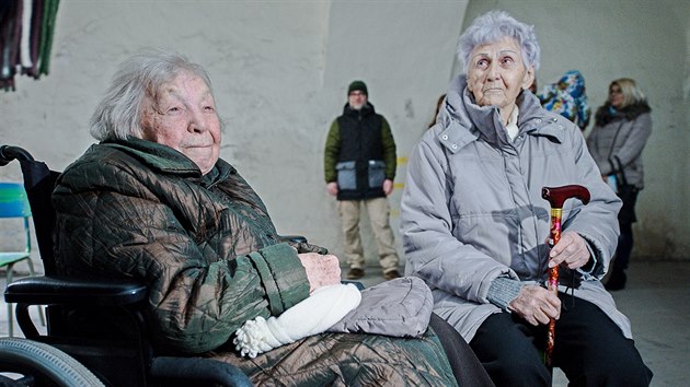 Zdena Zajoncov (na vozku) s Venu tefkovou se setkaly v bval vznici v Brn na Cejlu, kde je za druh svtov vlky zadrovalo gestapo.