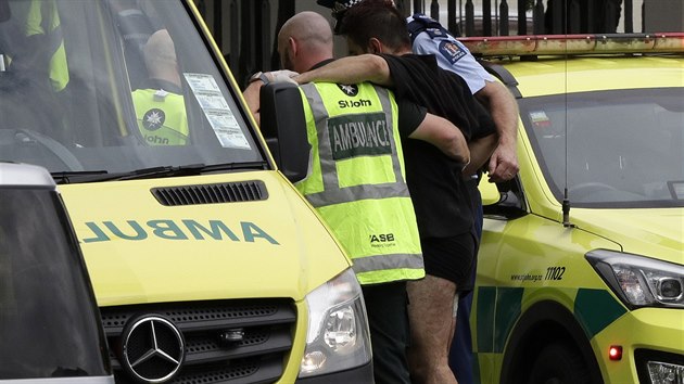 Policist zasahuj po teroristickm toku v novozlandskm mst Christchurch. (15. bezna 2019)