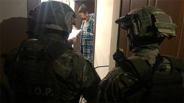 esk policie tento tden zadrela 12 oban zem bvalho Sovtskho svazu a obvinila je z pevadstv. (15. bezna 2019)
