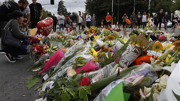 Lidé v Christchurchi nosí květiny na památku obětí, které zahynuly při masakru ve dvou mešitách. (16. března 2019)