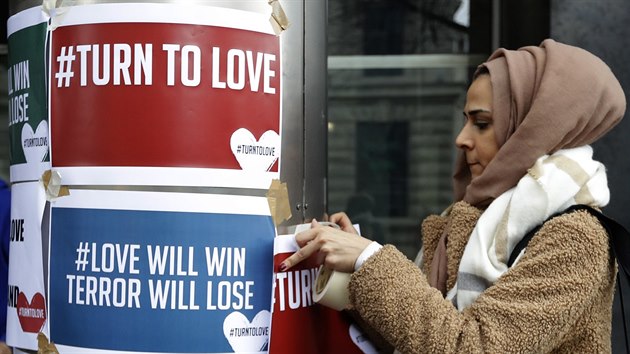 Demonstranti vyvuj po teroristickm toku na Novm Zlandu plakty s hashtagem #turntolove. (16.3.2019)