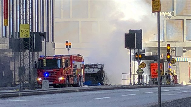V centru vdskho Stockholmu explodoval autobus (10. bezna 2019).
