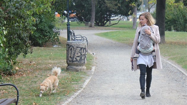 Sandra chodí s Doui a svým malým synem na procházky do Stromovky. Proto je důležité, aby Doui vycházela s ostatními psy. 