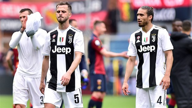 Miralem Pjani a Martin Caceres z Juventusu po porce na hiti FC Janov.