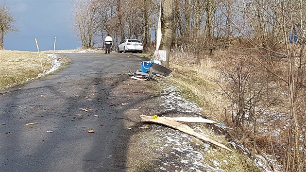 Při nehodě školního linkového autobusu u Věžničky na Jihlavsku se zranilo 14 dětí. Vůz vyjel ze silnice, narazil do stromu a zůstal stát na poli.