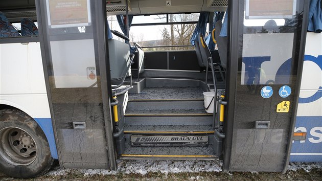 Pi nehod kolnho linkovho autobusu u Vniky na Jihlavsku se zranilo 14 dt. Vz vyjel ze silnice, narazil do stromu a zstal stt na poli.