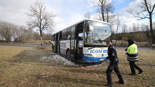 Při nehodě školního linkového autobusu u Věžničky na Jihlavsku se zranilo 14 dětí. Vůz vyjel ze silnice, narazil do stromu a zůstal stát na poli.