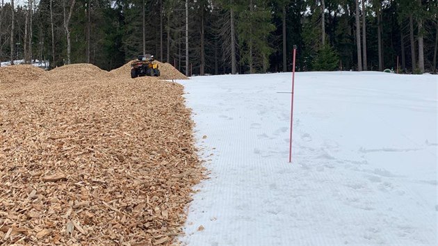 Technický sníh na nejbližší světové akce ve Vysočina Areně je připravený. Rolbaři schovají třicet tisíc kubíků bílé hmoty pod vrstvu dřevní štěpky.