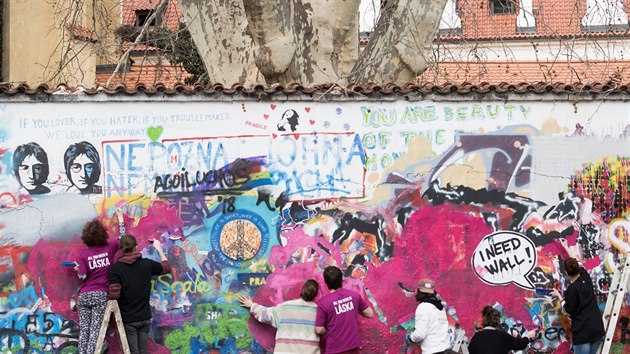 Lennonovu zeď v Praze znovu přemalovali, tentokrát kvůli výročí „sametu“ -  iDNES.cz