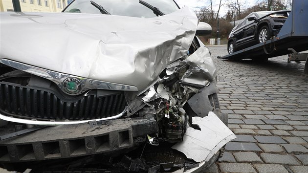 V kiovatce ulic Chotkova a Badeniho se srazila dv osobn auta. Jedno z nich bylo Ochrann sluby PR (12.3.2019)