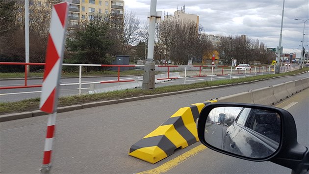 Podchod pod Trkovou ulic je ve patnm stavu. TSK na silnici omezila dopravu a chyst jeho opravu.