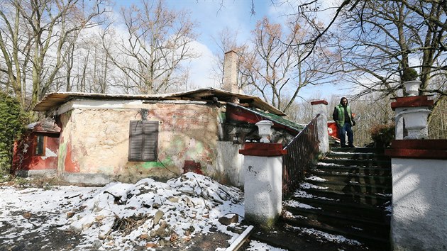 Loveck zmeek Dvojhrad ve Mstiov vyhoel loni v z. U je ale pipraven projekt na rekonstrukci barokn pamtky. Znienou stavbu ukazuje sprvce Petr Stakovi.