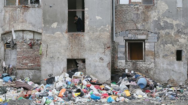 Vnitroblok ve Sklářské ulici v ústeckých Předlicích se opět začíná zaplňovat odpadky.