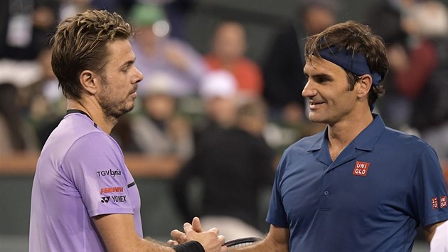 Stan Wawrinka (vlevo) gratuluje Rogerovi Federerovi k vítězství v osmifinále turnaje v Indian Wells.