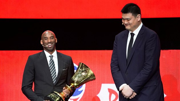 Legendy Jao Ming (vpravo) a Kobe Bryant při slavnostním losování mistrovství světa basketbalistů v Číně.