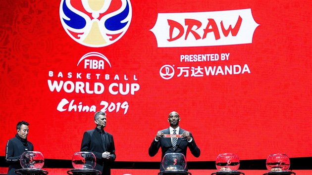 Kobe Bryant při slavnostním losování mistrovství světa basketbalistů v Číně.