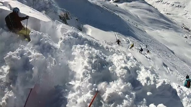 Lyai v Rakousku natoili, jak je strhla lavina (19.3.2019)