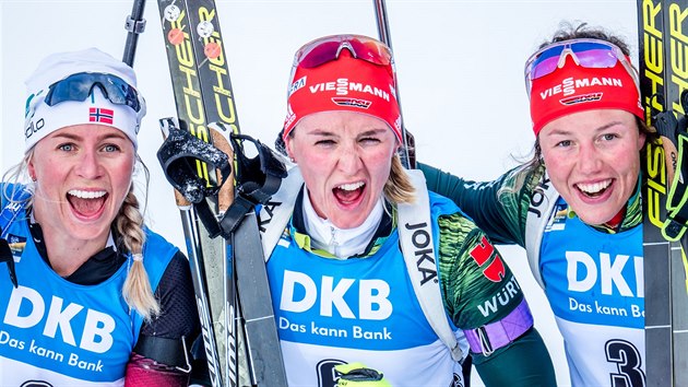 Uprosted je vtzka sthacho zvodu ve vdskm stersundu - nmeck biatlonistka Denise Herrmannov, vlevo je druh Norka Tiril Eckhoffov, vpravo opt Nmka Laura Dahlmeierov.