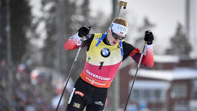 Biatlonista Johannes Thingnes B z Norska nezvldl sthac zvod ve vdskm stersundu.