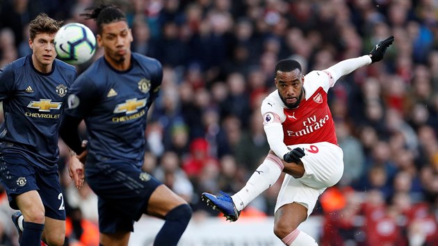 Alexandre Lacazette z Arsenalu vyplil pes obrnce Manchesteru United Chrise Smallinga