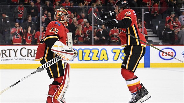SKOK. Matthew Tkachuk ske na eskho branke Davida Ritticha za Calgary Flames.