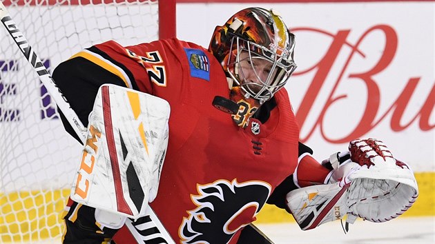 esk brank David Rittich sleduje letc puk za Calgary Flames.