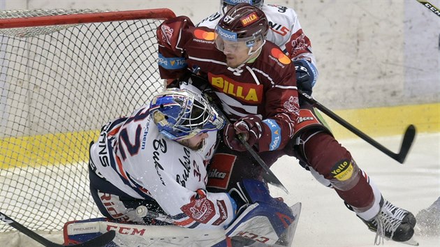 Ji Smejkal ze Sparty (uprosted) bojuje v brankoviti vtkovickho glmana Patrika Bartoka bhem druhho utkn pedkola play off hokejov extraligy.