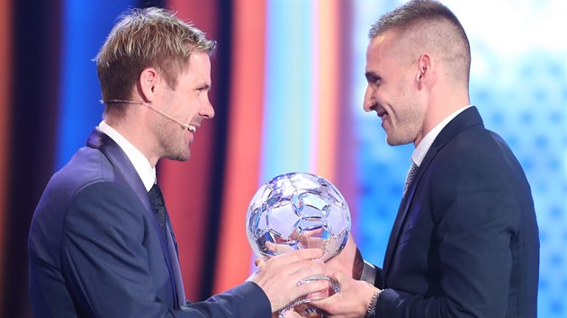 Tom Hbschman (vlevo) pedv Pavlu Kadebkovi cenu za 2. mst v anket Fotbalista roku 2018..